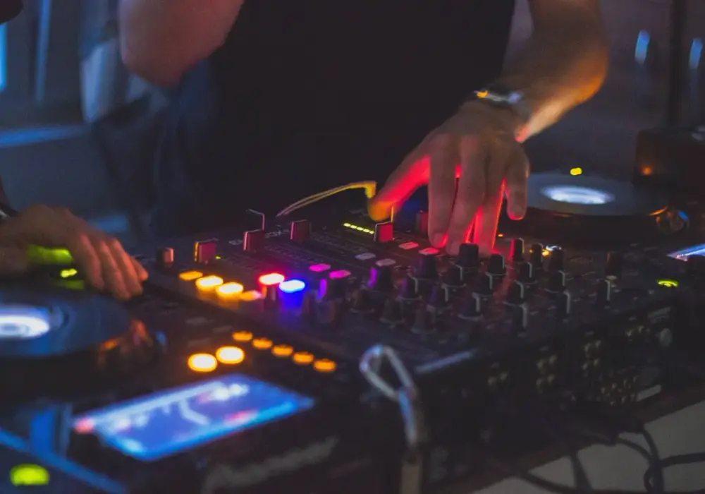 Ile zarabia DJ za noc? Zaskakujące fakty o stawkach w Polsce