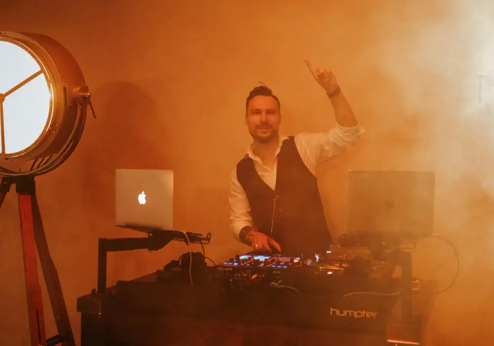 DJ czy zespół na wesele - jak uniknąć najczęstszych błędów?