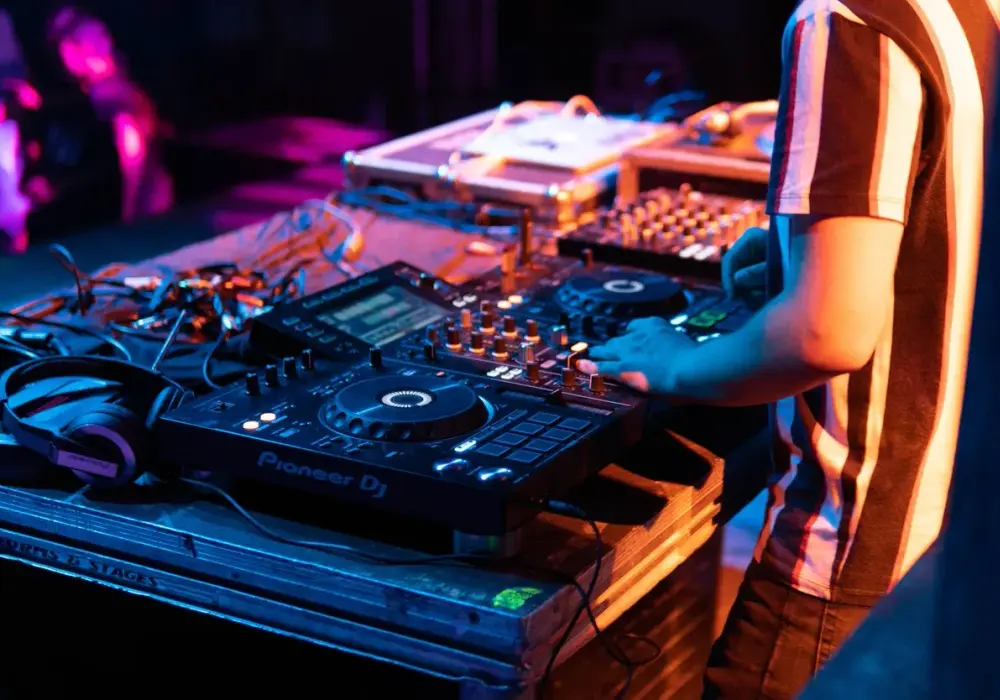 Ile zarabiają DJ w Polsce? Fakty, które zaskoczą każdego DJ-a