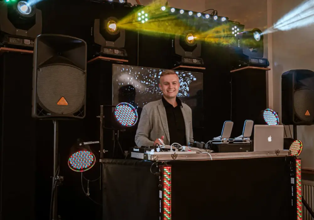 Ile bierze DJ za imprezę? Przegląd cen i co wpływa na koszty