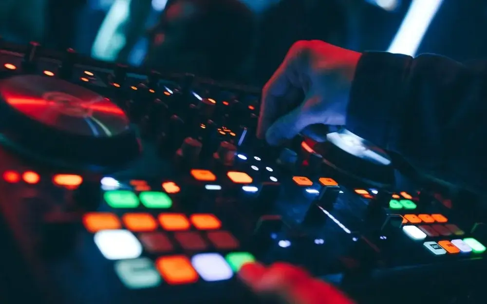 Jak znaleźć pracę jako DJ i uniknąć najczęstszych błędów