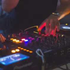 Ile zarabia DJ za noc? Zaskakujące fakty o stawkach w Polsce