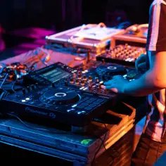 Ile zarabiają DJ w Polsce? Fakty, które zaskoczą każdego DJ-a