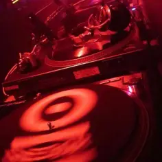 Skąd DJ-e biorą muzykę? Odkryj najlepsze źródła i ich wady