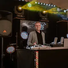 Ile bierze DJ za imprezę? Przegląd cen i co wpływa na koszty